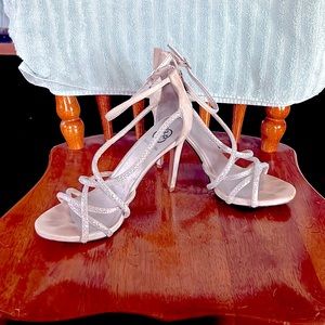 Size 10 Daisy Fuentes high heels!